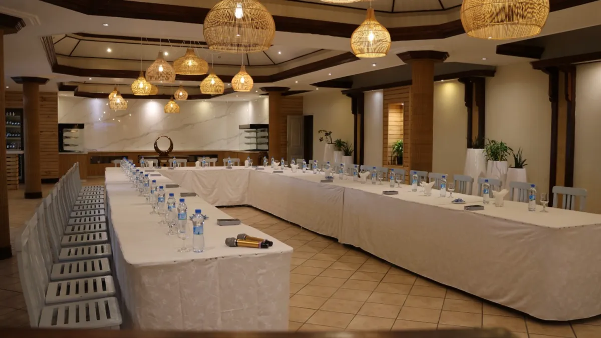 Mesa de conferencias con micrófono y cubiertos