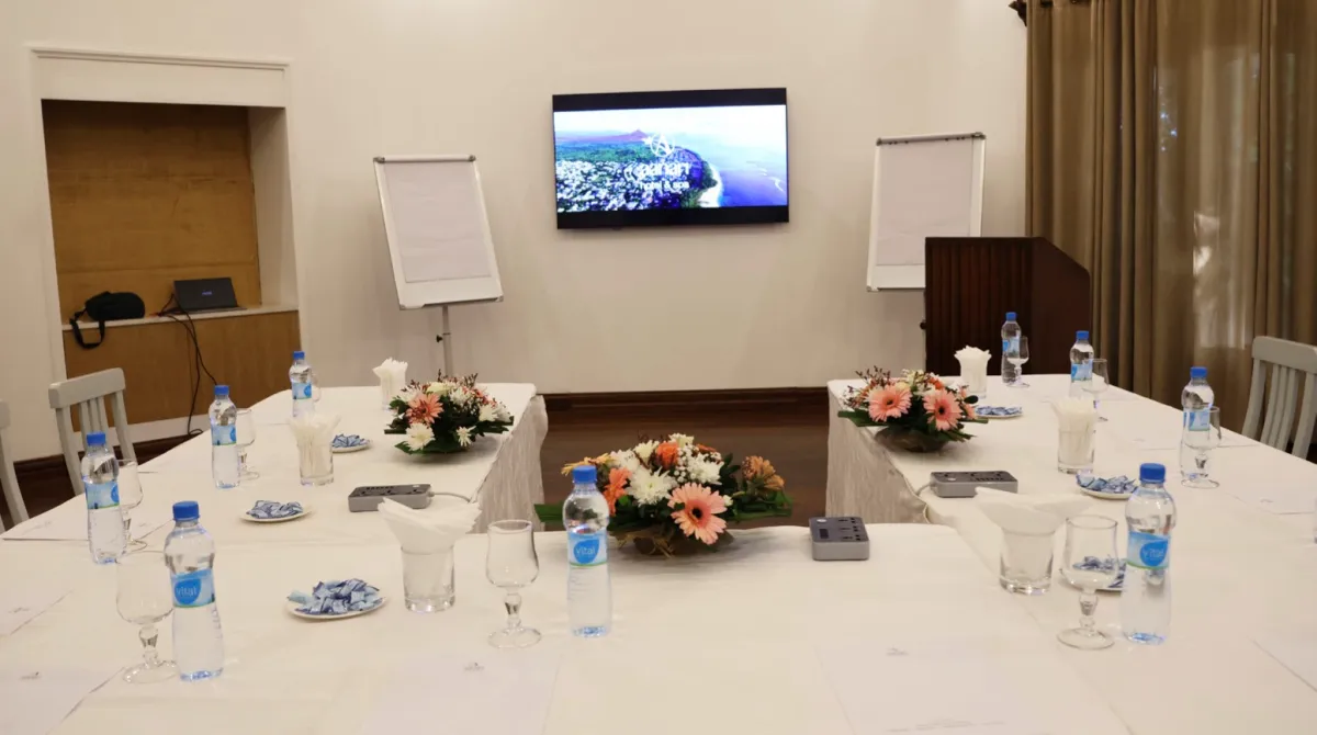 Sala de reuniones VIP con pantalla y equipo de presentación