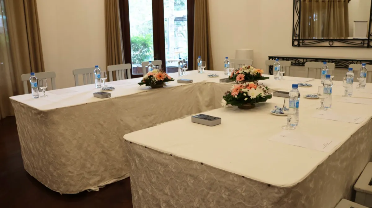 Sala VIP con luz natural desde las puertas del jardín